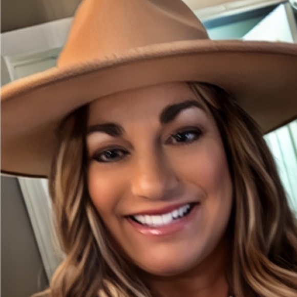 Meet your Posher, Kimberly - Picture 2 of 2